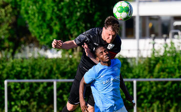 Kopfballduell unter Torschützen: Hier setzt sich Maximilian Hoffmann, Kapitän der SG Weinstadt II, gegen Mohammed Nonda Sylla du