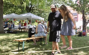 Einmal die Slackline ausprobieren? Dank schattenspendender Bäume war das für dieses Vater-Tochter-Duo kein Problem. Insgesamt wa