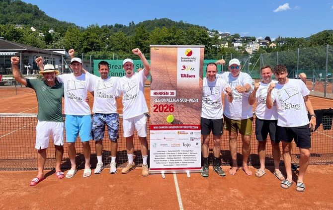 Die Männer 30 des TC Schorndorf feiern den Aufstieg in die Bundesliga.