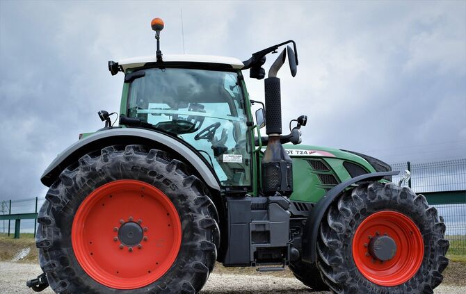 Der verletzte Motorroller-Fahrer stieß frontal mit einem Traktor zusammen. (Symbolfoto)