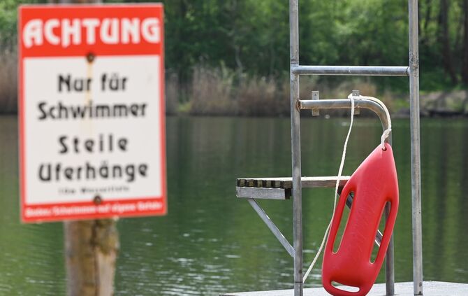 Hinweisschild am Strand des Heidebades in Halle
