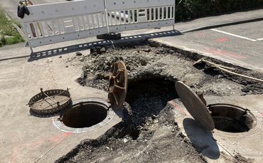 Die  Stelle, wo das Loch in der Straße entstand und ein Hohlraum darunter entdeckt wurde, ist mittlerweile ausgebaggert.