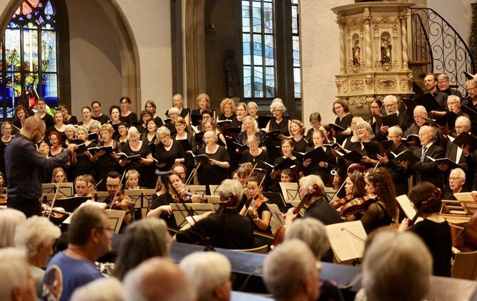 Stärkendes, kraftvolles Konzert: Die Schorndorfer Kantorei, die Musikerinnen und Musiker des "Ensembles musica viva" sowie die S
