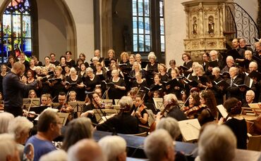 Stärkendes, kraftvolles Konzert: Die Schorndorfer Kantorei, die Musikerinnen und Musiker des "Ensembles musica viva" sowie die S