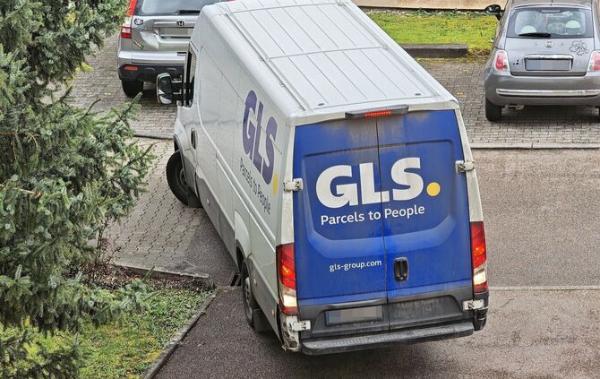 Ein Paket, das über den Paketdienst GLS im Jahr 2026 zugestellt wurde, sorgte bei einem Rentner aus Beutelsbach für Verwirrung.