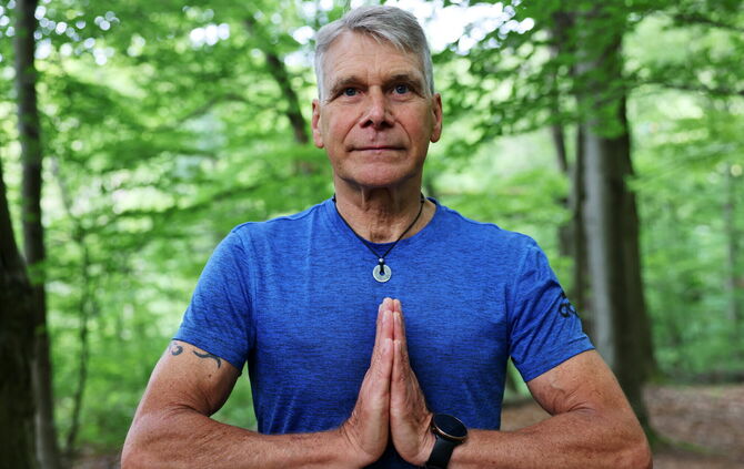 Bewegung unterm grünen Dach. Immer donnerstags lädt Andreas Benz zu seinem "Yoga im Wald"-Kurs ein.