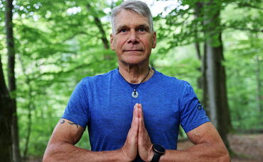 Bewegung unterm grünen Dach. Immer donnerstags lädt Andreas Benz zu seinem "Yoga im Wald"-Kurs ein.