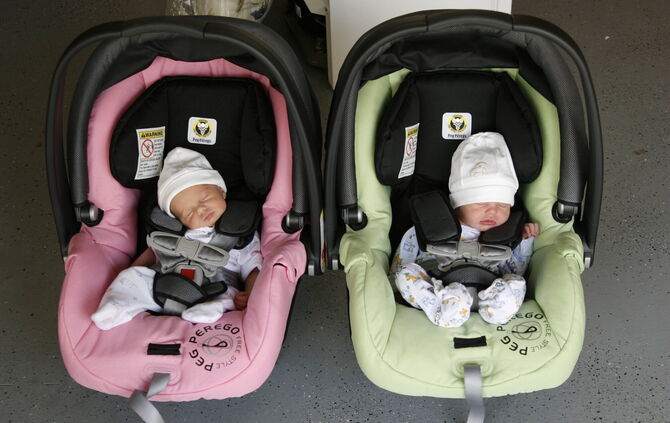 Zwei Babyschalen sind Pflicht für alle Autofahrer, man braucht sie schon für die Heimfahrt aus dem Krankenhaus. Werdende Zwillin