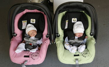Zwei Babyschalen sind Pflicht für alle Autofahrer, man braucht sie schon für die Heimfahrt aus dem Krankenhaus. Werdende Zwillin