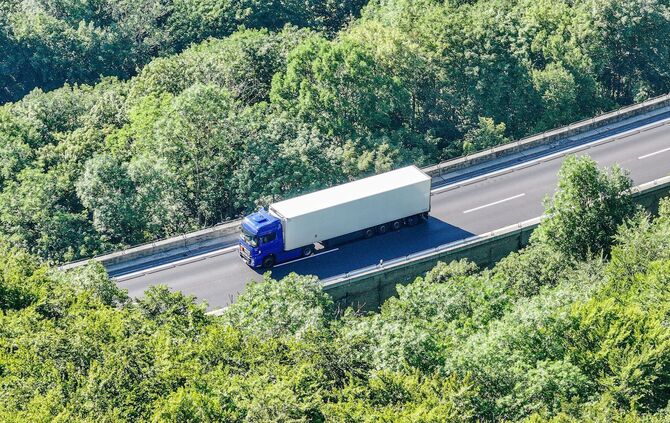 Gefahrgut legt A8 lahm – Evakuierungen und Waldbrandgefahr