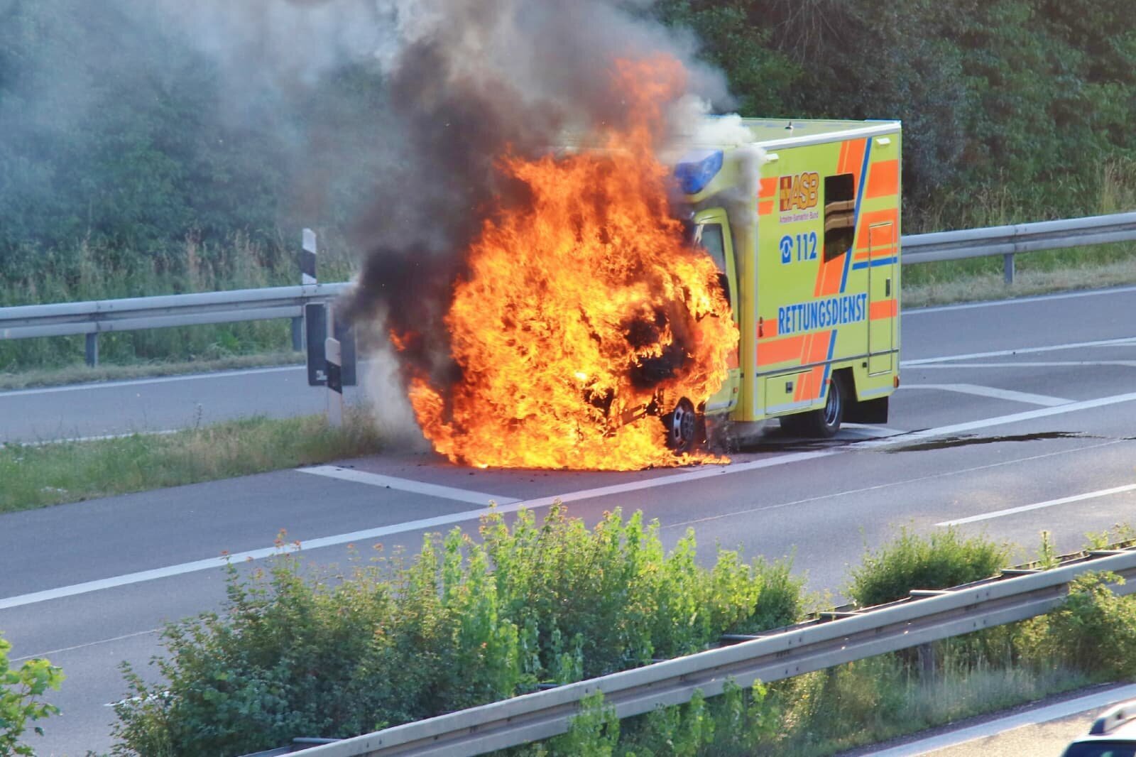 Remshalden: Ambulance suddenly catches fire while driving on the B29