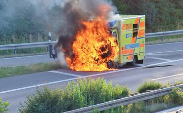 Ein Rettungswagen des ASB brennt - an der Ausfahrt Geradstetten kann sich die Besatzung in Sicherheit bringen.
