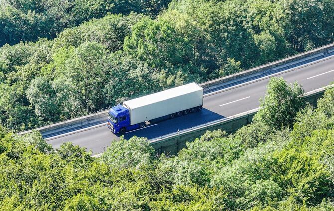 Gefahrgut legt A8 lahm – Evakuierungen und Waldbrandgefahr