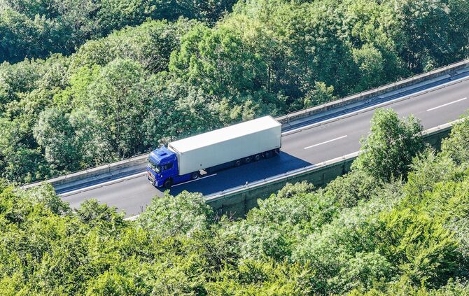 Gefahrgut legt A8 lahm – Evakuierungen und Waldbrandgefahr