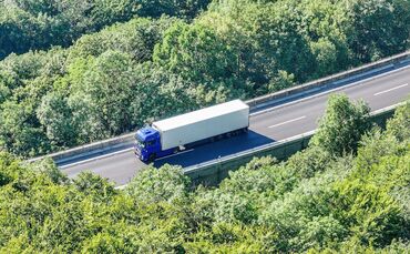 Gefahrgut legt A8 lahm – Evakuierungen und Waldbrandgefahr