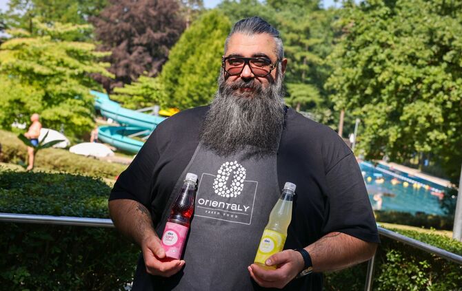 Salvatore Prione mit zwei Freibad-Erfrischungen.