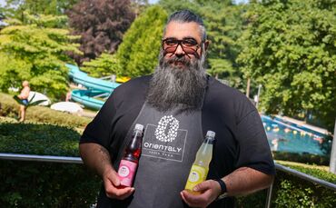 Salvatore Prione mit zwei Freibad-Erfrischungen.