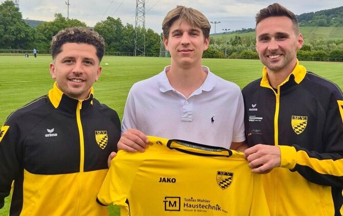 Hugo Kretschmar (Mitte) kehrt zu seinem Heimatverein Spvgg Rommelshausen zurück. Daneben: Trainer Rifaat Al-Shammaa (links) und
