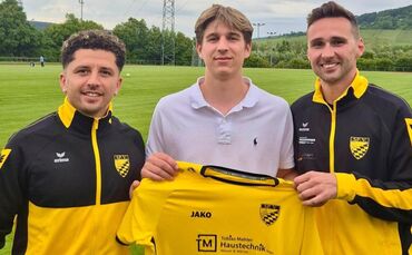 Hugo Kretschmar (Mitte) kehrt zu seinem Heimatverein Spvgg Rommelshausen zurück. Daneben: Trainer Rifaat Al-Shammaa (links) und 