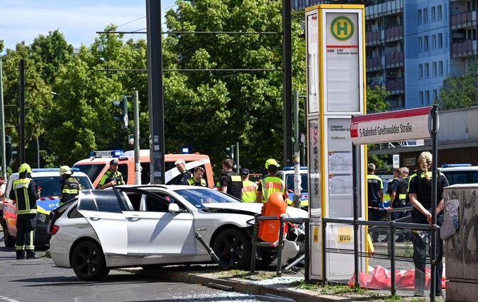 Schwerer Autounfall an Tramhaltestelle in Prenzlauer Berg