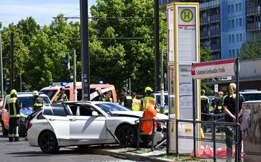 Schwerer Autounfall an Tramhaltestelle in Prenzlauer Berg