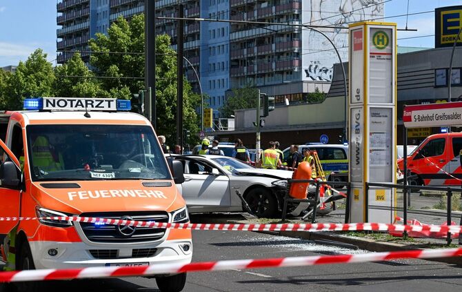 Schwerer Autounfall an Tramhaltestelle in Prenzlauer Berg