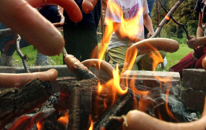 Wegen der Waldbrandgefahr darf momentan an den öffentlichen Grillplätzen kein Feuer gemacht werden.