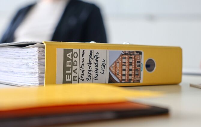 Ein dicker Leitz-Ordner mit insgesamt 391 Unterschriftenlisten hat die Bürgerinitiative jetzt im Rathaus abgegeben. Weitere List