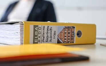 Ein dicker Leitz-Ordner mit insgesamt 391 Unterschriftenlisten hat die Bürgerinitiative jetzt im Rathaus abgegeben. Weitere List