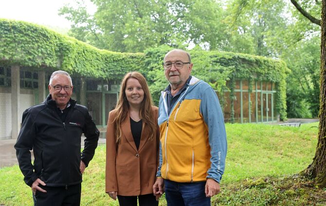 Von links: Hartmuth Roth, Leonie Sali und Hans Peter Kirgis auf dem Neuen Friedhof in Stetten.