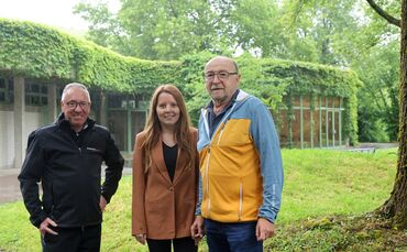 Von links: Hartmuth Roth, Leonie Sali und Hans Peter Kirgis auf dem Neuen Friedhof in Stetten.