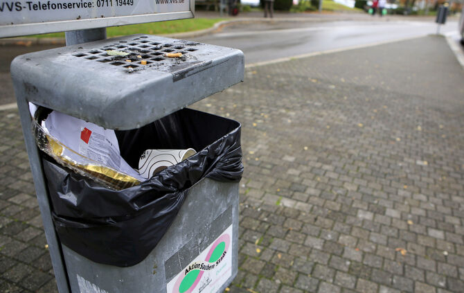 Ein Aschenbecher, der in einen Mülleimer integriert ist (Symbolfoto).