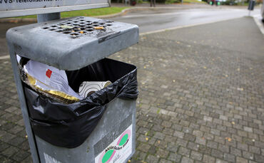 Ein Aschenbecher, der in einen Mülleimer integriert ist (Symbolfoto).