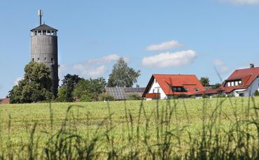 Der zentrale Wasserspeicher von Kaisersbach liegt am westlichen Ortsrand.