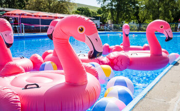 Viele Familien besuchen an heißen Tagen das Freibad.