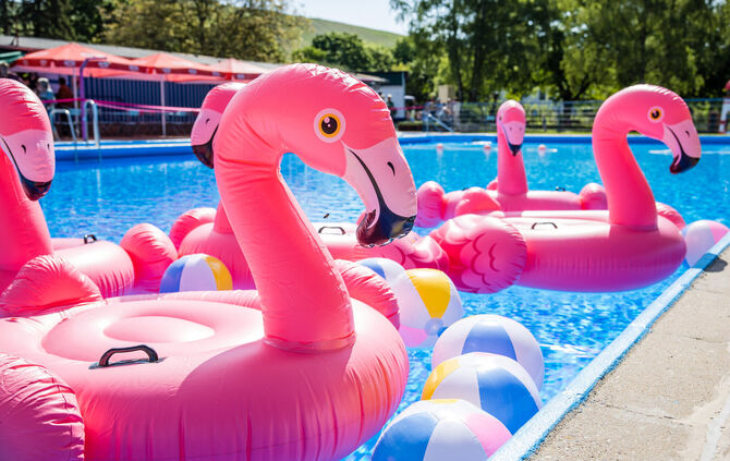 Viele Familien besuchen an heißen Tagen das Freibad.