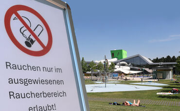 Rauchen verboten: Seit 1. Juni darf an vielen öffentlichen Plätzen nicht mehr gequalmt werden - auch nicht in Freibädern. Das Fe