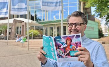 Michael Rathgeb-Wright ist seit Anfang 2026 neuer Leiter der Künkelinhalle und freut sich, das aktuelle Programm vorstellen zu k