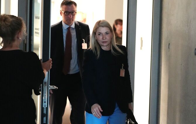 Bahnchefin Evelyn Palla hatte zunächst keinen neuen Termin genannt und eine umfassende Überprüfung des Projektes angekündigt.