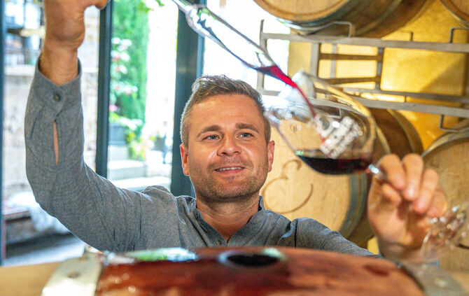 Christian Escher baut den Cabernet Franc im Barrique-Fass aus.