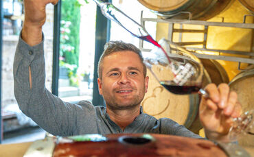 Christian Escher baut den Cabernet Franc im Barrique-Fass aus.