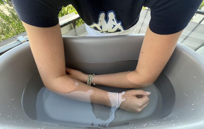 An heißen Tagen die Unterarme ins kalte Wasser tauchen - das erfrischt ungemein.