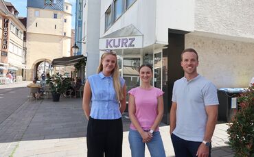 Ann-Kristin Fischer (Verein Attraktives Winnenden, mit Praktikantin Jennifer Faber, links) und Timm Hettich (Wirtschaftsförderer
