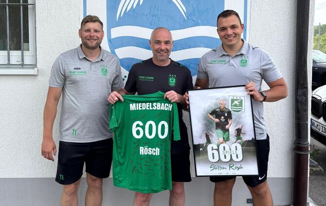 Rekordspieler beim TSV Miedelsbach: Steffen Rösch (Mitte) hat schon 600 Pflichtspiele für den Verein absolviert.