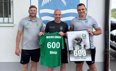 Rekordspieler beim TSV Miedelsbach: Steffen Rösch (Mitte) hat schon 600 Pflichtspiele für den Verein absolviert.