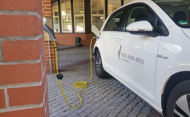 E-Dienstfahrzeuge der Landkreisverwaltung sind zwischenzeitlich in der neuen Tiefgarage untergebracht.