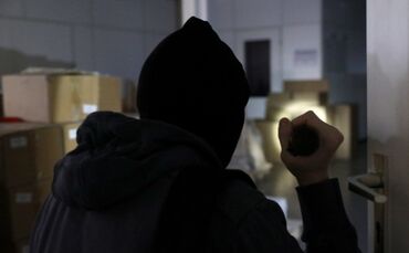 Ein Einbrecher (Symbolfoto).