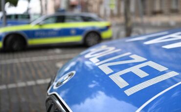 Ein Unfall mit zehn beteiligten Fahrzeugen wird untersucht. (Symbolbild)