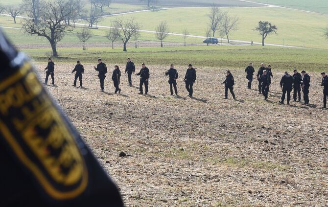 Auf einer Wiese im Kreis Lörrach soll eine Jugendliche 2025 ihr getötetes Neugeborenes begraben haben. (Archivbild)