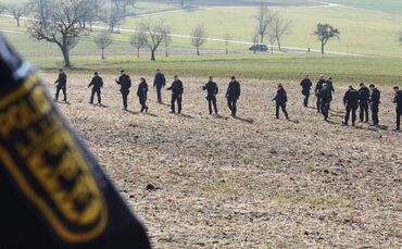 Auf einer Wiese im Kreis Lörrach soll eine Jugendliche 2025 ihr getötetes Neugeborenes begraben haben. (Archivbild)